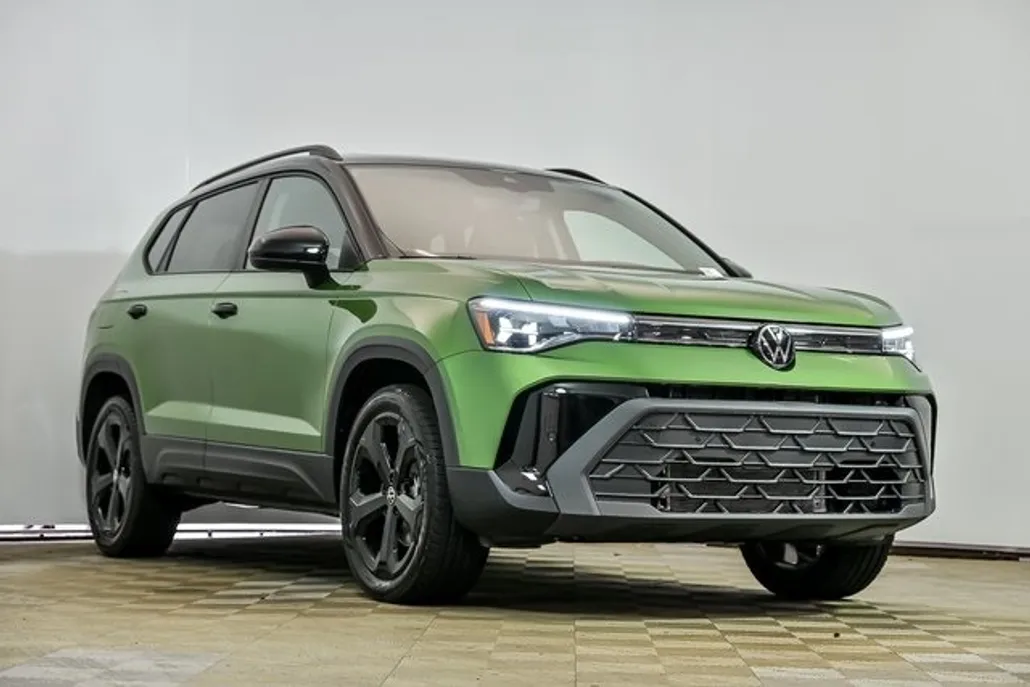 2025 Volkswagen Taos SE photo 1