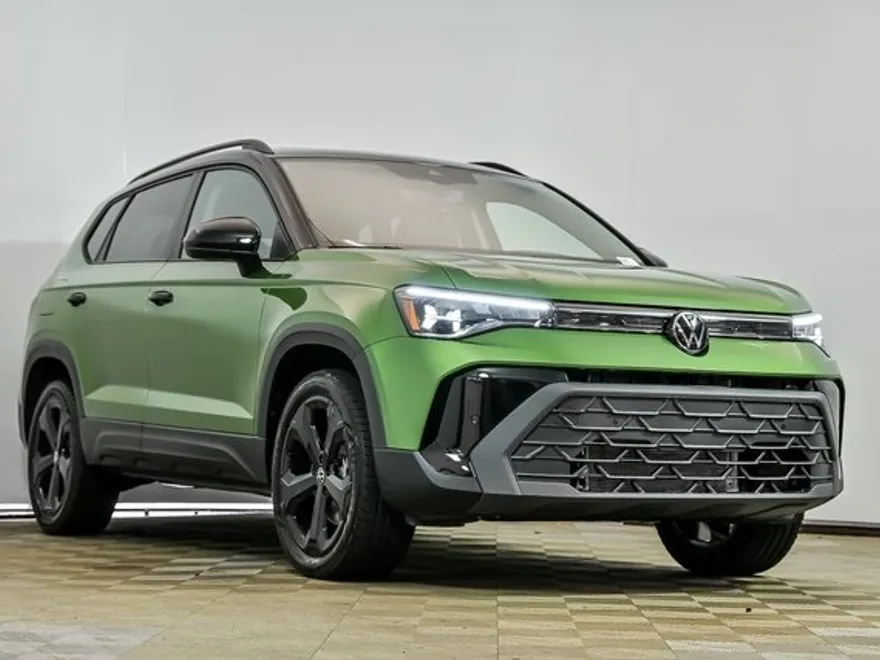 2025 Volkswagen Taos SE photo 1