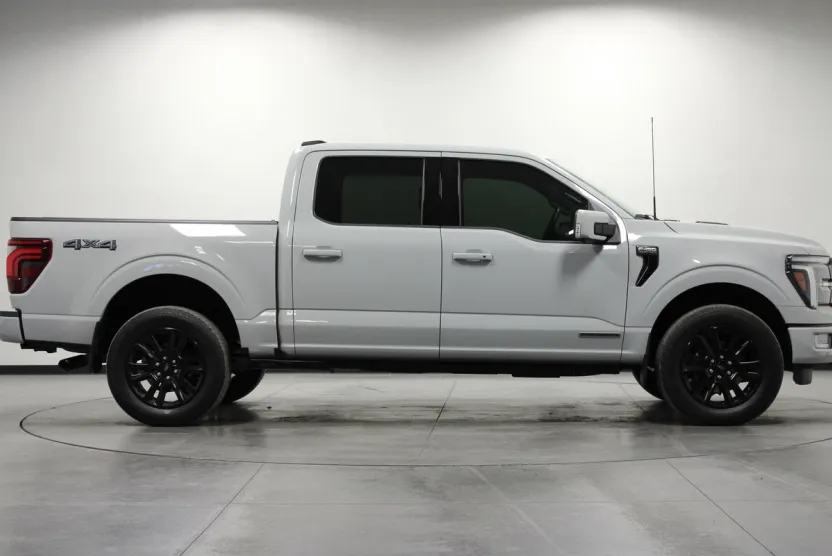 2024 Ford F-150 Platinum photo 1