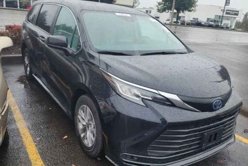 2023 Toyota Sienna LE photo 1