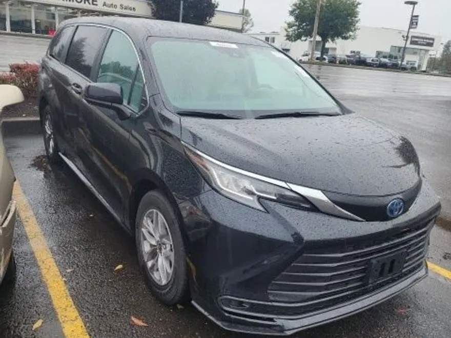 2023 Toyota Sienna LE photo 1