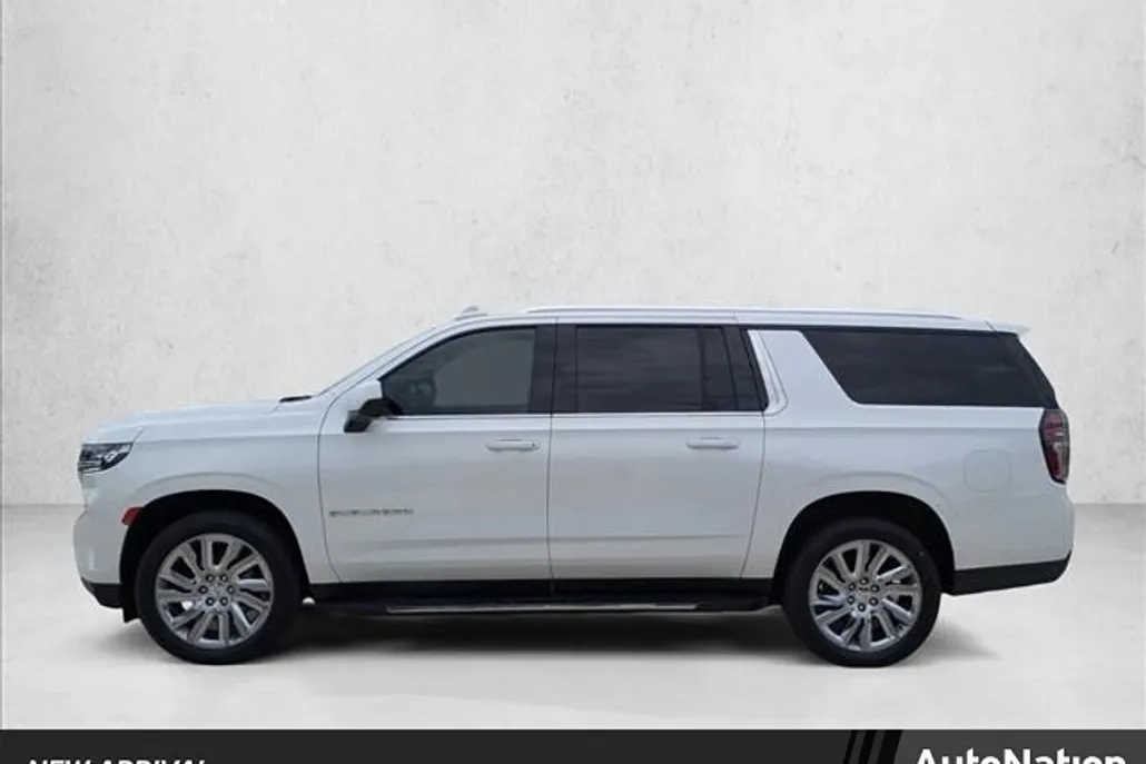 2021 Chevrolet Suburban LT photo 1