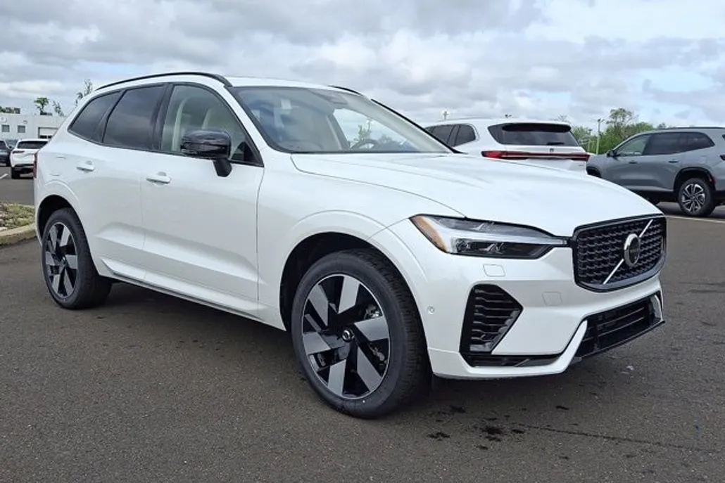 2025 Volvo XC60 Hybrid T8 Plus photo 1