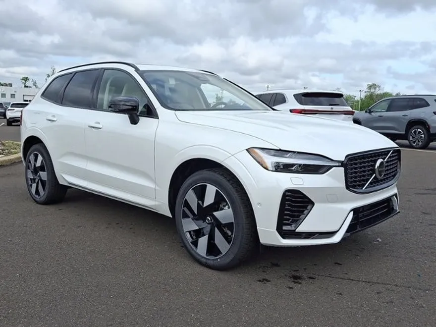 2025 Volvo XC60 Hybrid T8 Plus photo 1