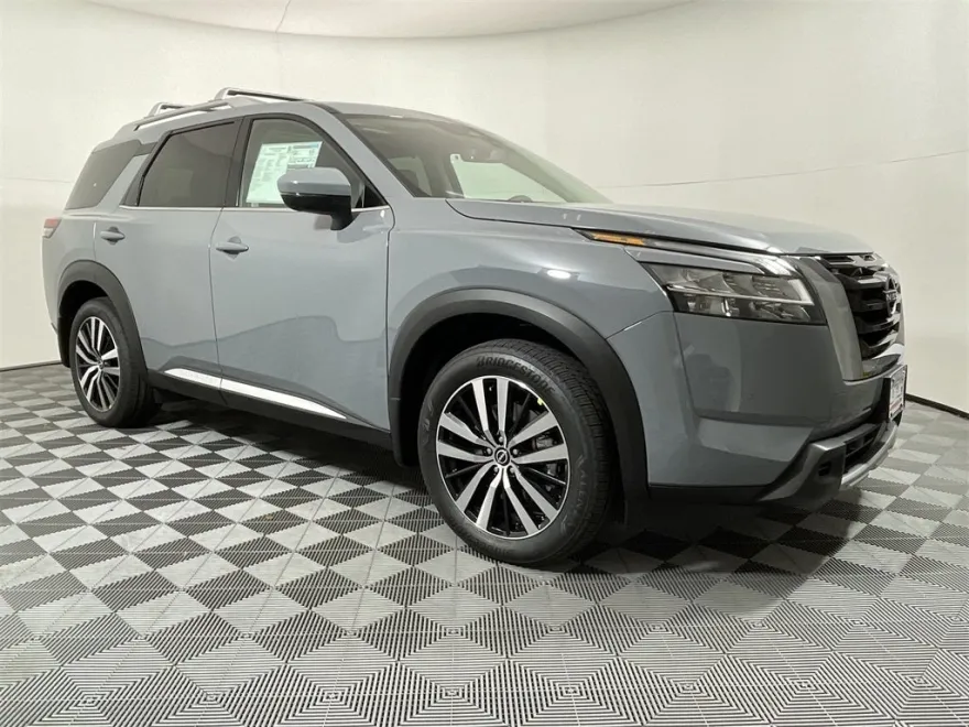 2025 Nissan Pathfinder Platinum photo 1