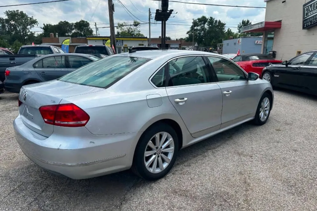 2012 Volkswagen Passat SEL photo 1