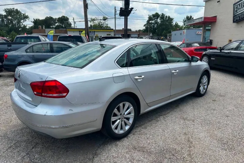 2012 Volkswagen Passat SEL photo 1
