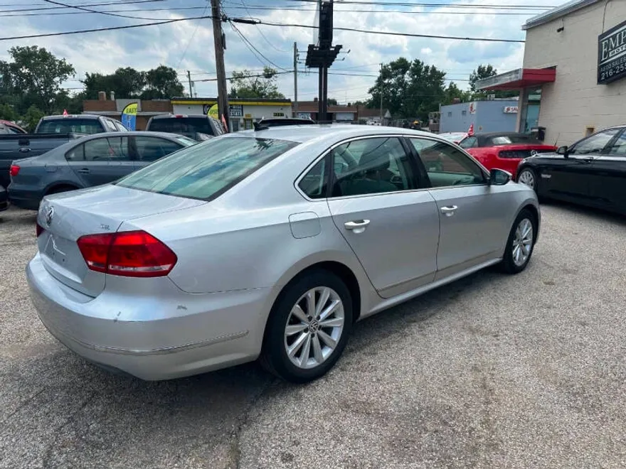 2012 Volkswagen Passat SEL photo 1