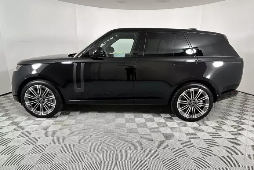 2025 Land Rover Range Rover SE photo 1