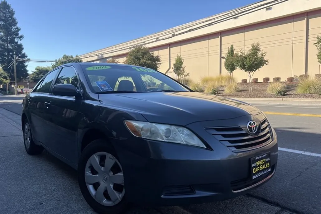 2009 Toyota Camry LE photo 1