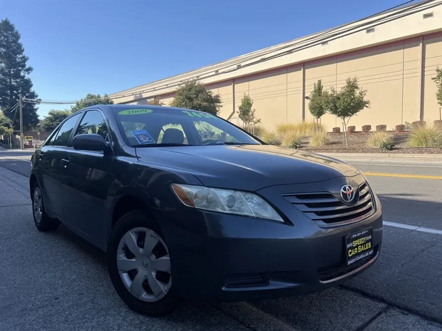 2009 Toyota Camry LE photo 1