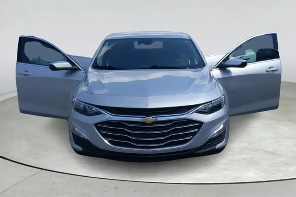 2022 Chevrolet Malibu LS photo 1