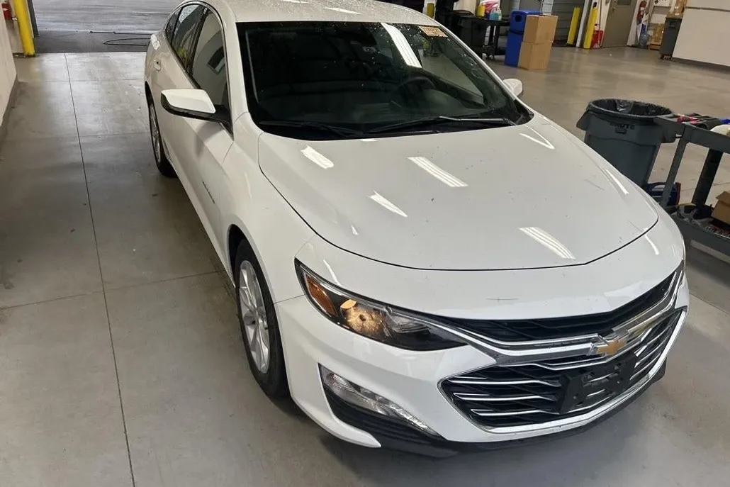 2024 Chevrolet Malibu 1LT photo 1