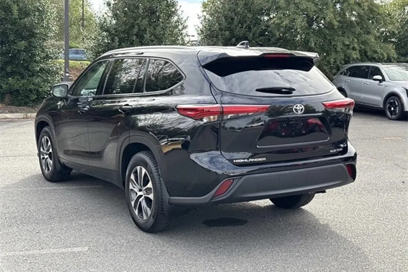 2022 Toyota Highlander XLE photo 1