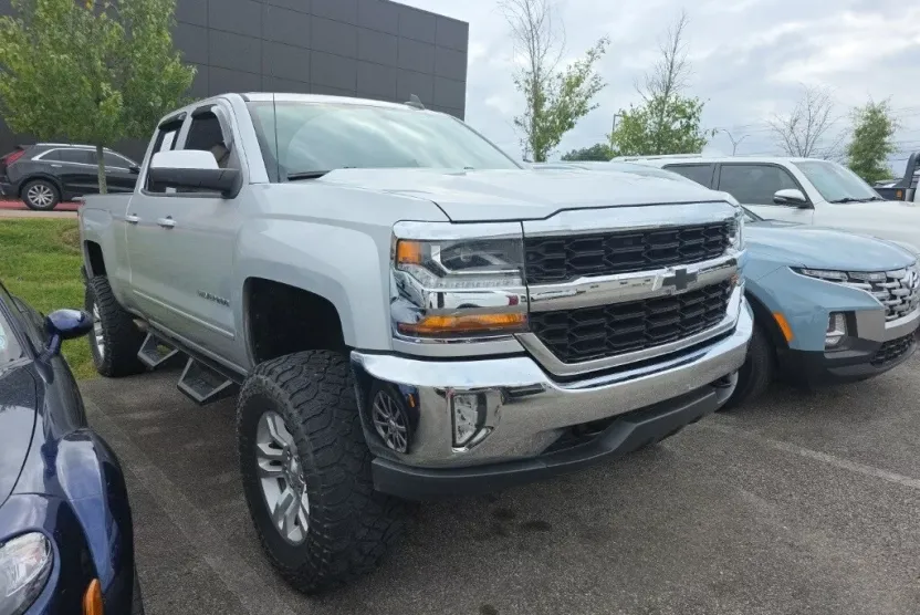 2018 Chevrolet Silverado 1500 LT photo 1