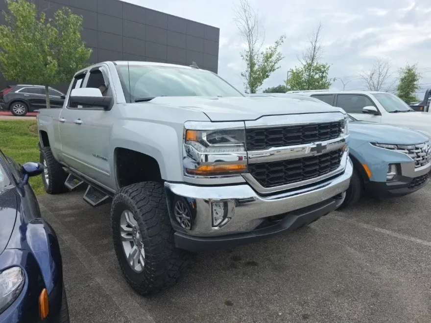 2018 Chevrolet Silverado 1500 LT photo 1