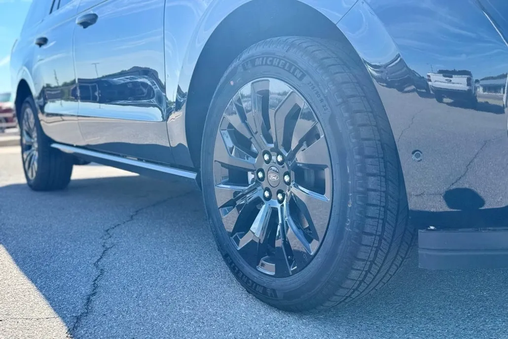 2025 Ford Expedition MAX Platinum photo 1