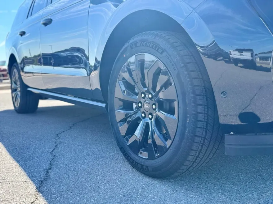 2025 Ford Expedition MAX Platinum photo 1