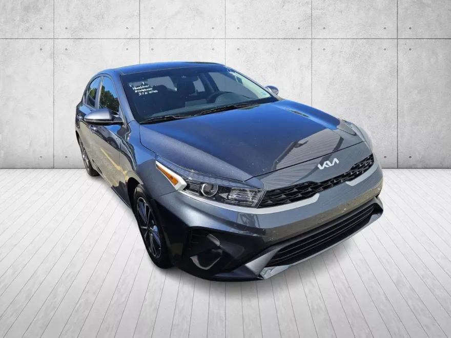 2023 Kia Forte LXS photo 1