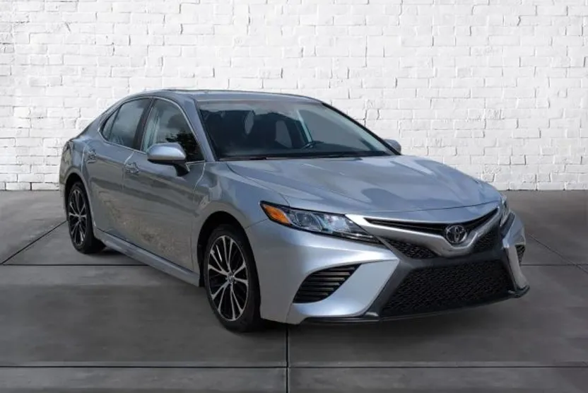2020 Toyota Camry SE photo 1