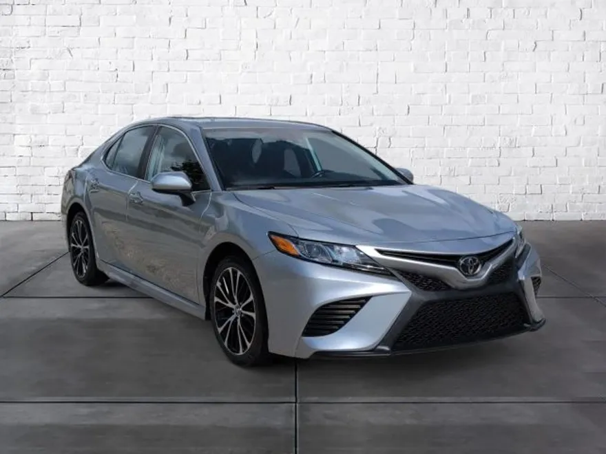 2020 Toyota Camry SE photo 1