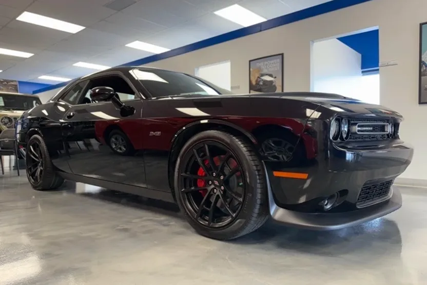 2023 Dodge Challenger R/T photo 1