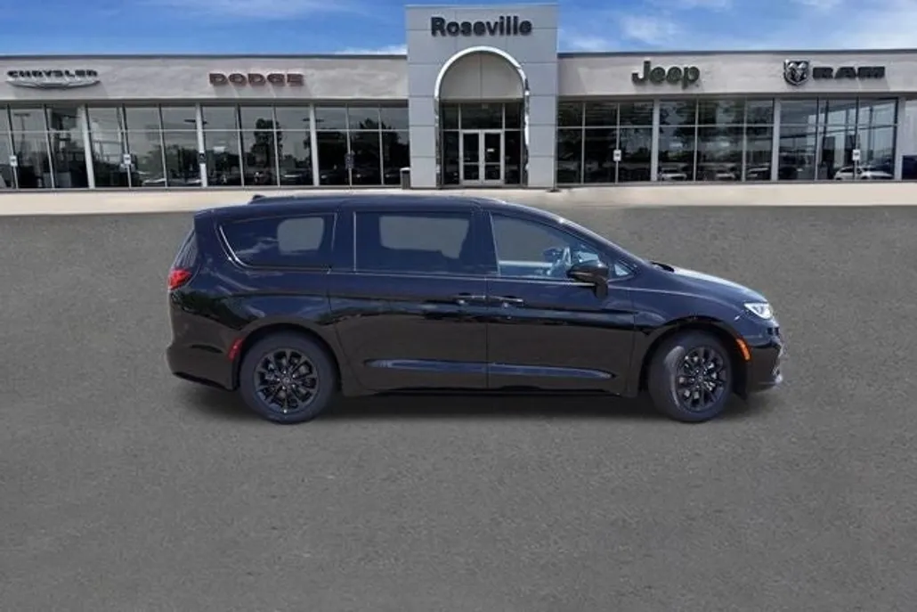 2025 Chrysler Pacifica photo 1