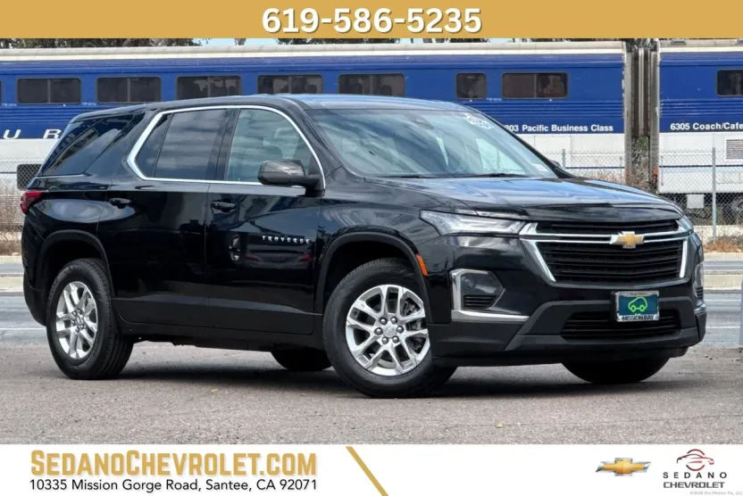 2023 Chevrolet Traverse LS photo 1