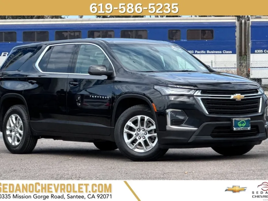 2023 Chevrolet Traverse LS photo 1