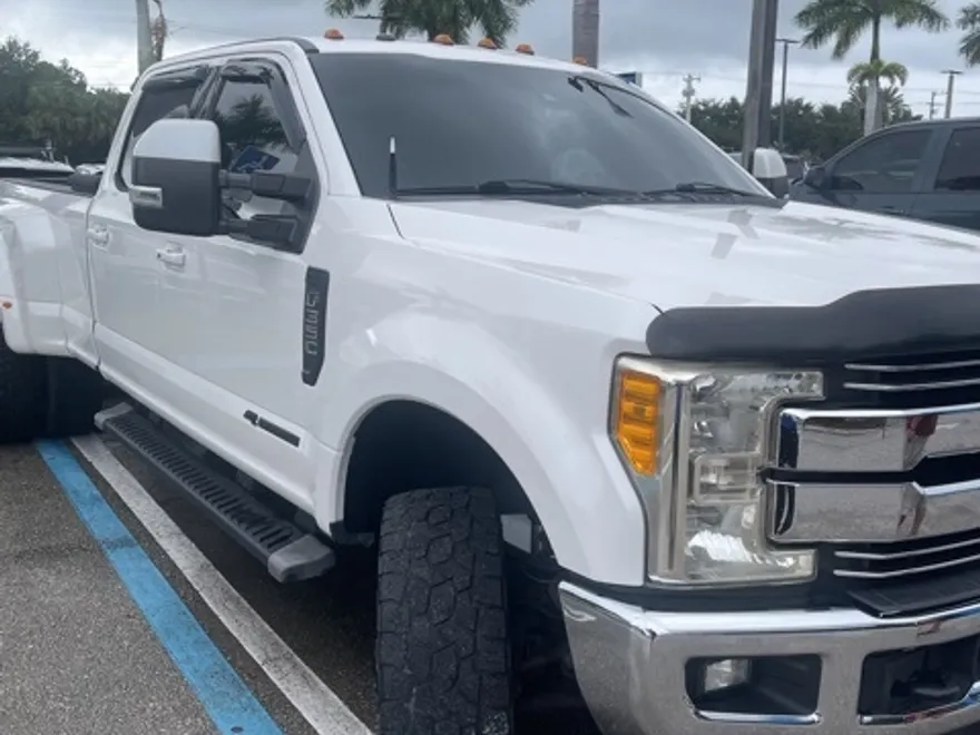 2017 Ford F-350 Lariat photo 1