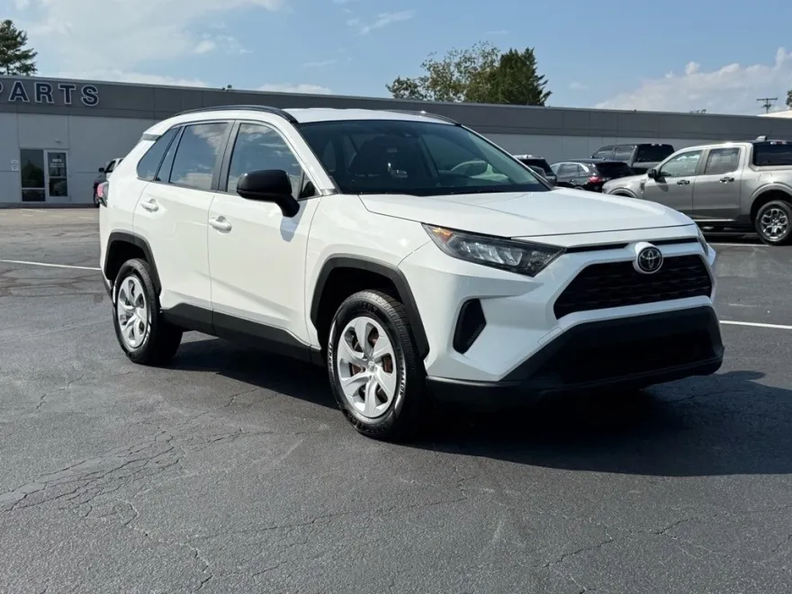 2019 Toyota RAV4 LE photo 1