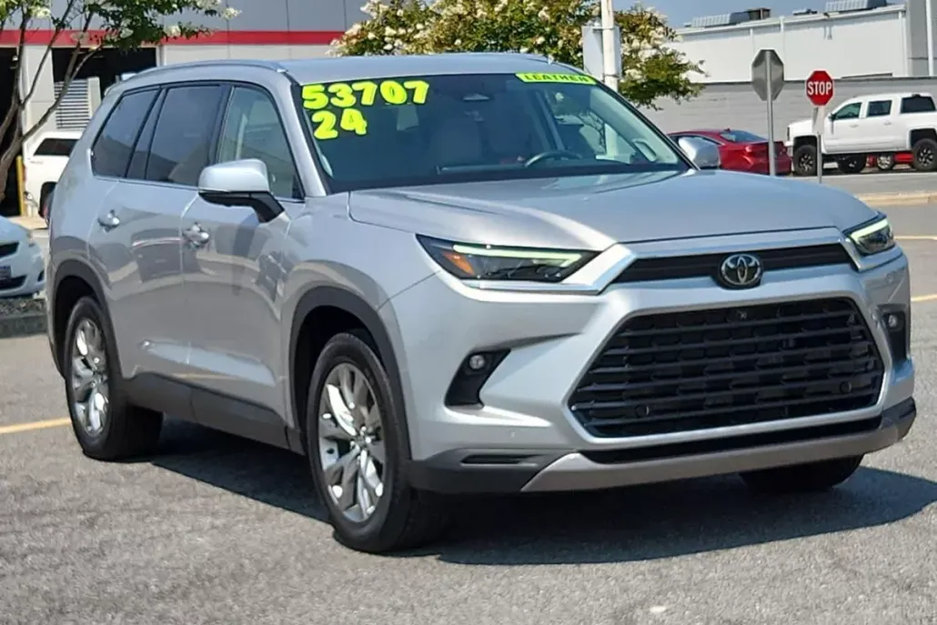 2024 Toyota Highlander Hybrid Limited photo 1