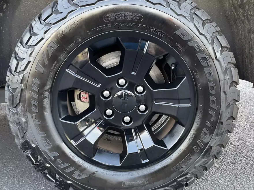 2016 Chevrolet Suburban LT Z71 photo 1