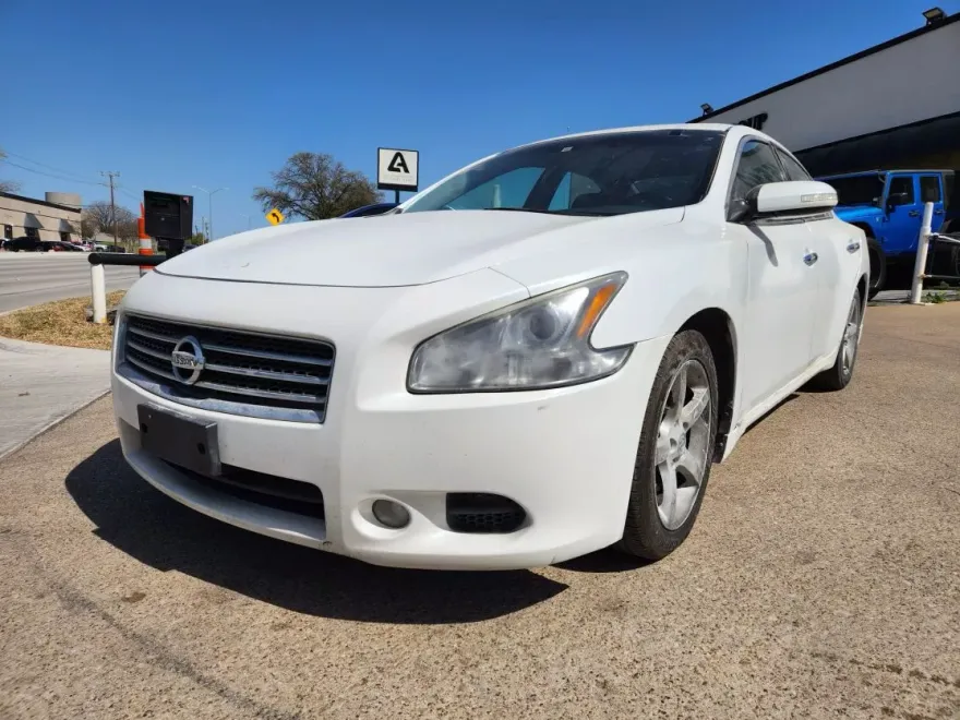 2010 Nissan Maxima SV photo 1