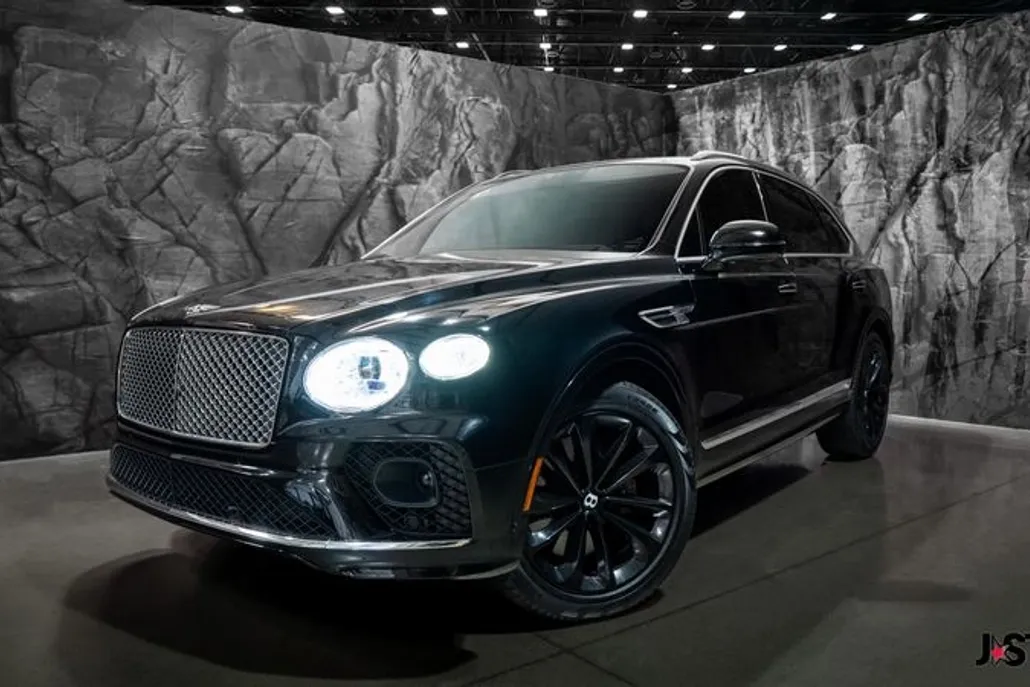 2023 Bentley Bentayga V8 photo 1