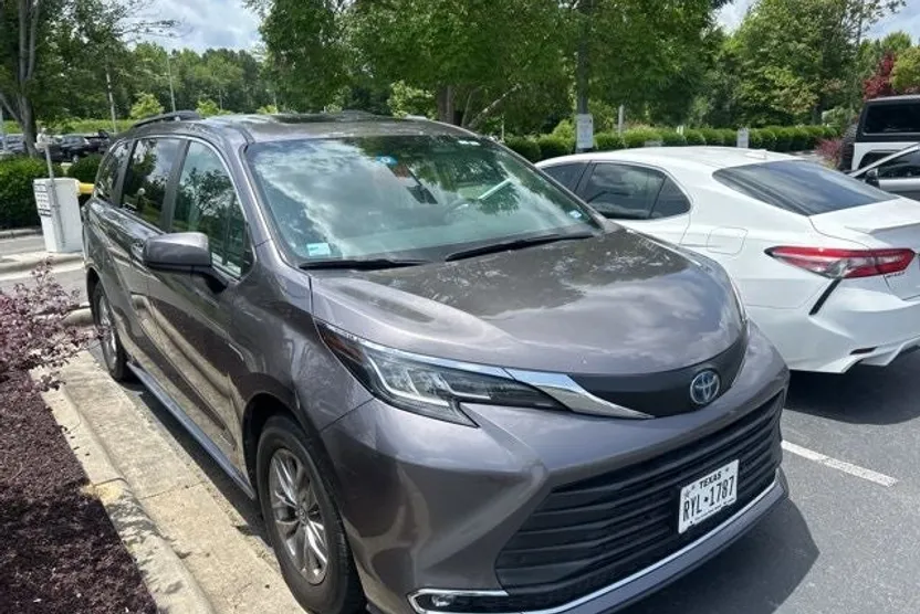 2021 Toyota Sienna XLE photo 1