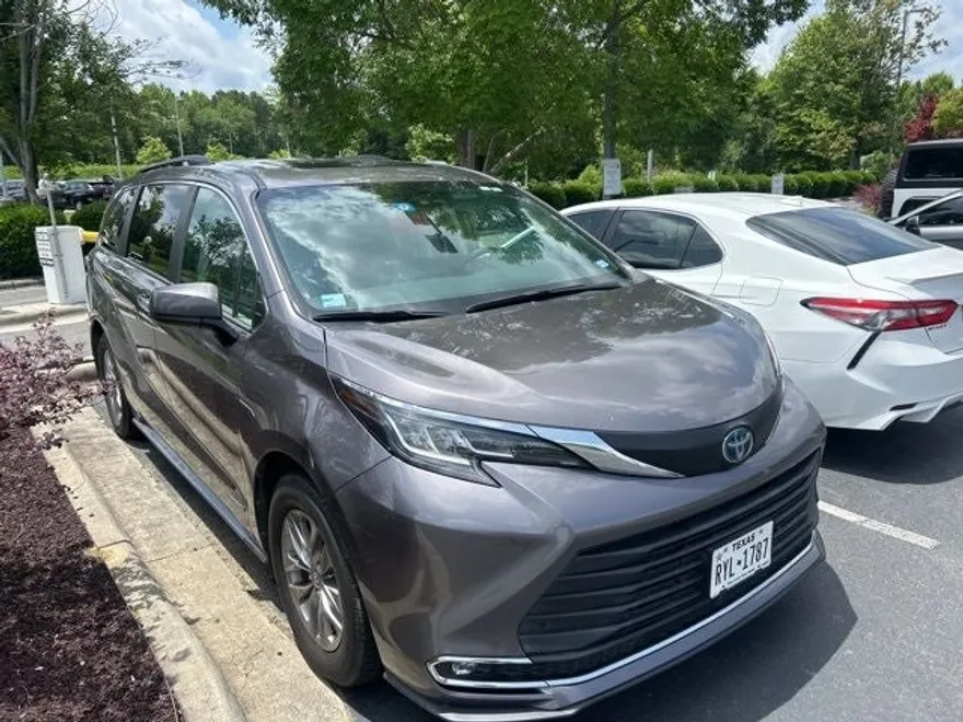 2021 Toyota Sienna XLE photo 1