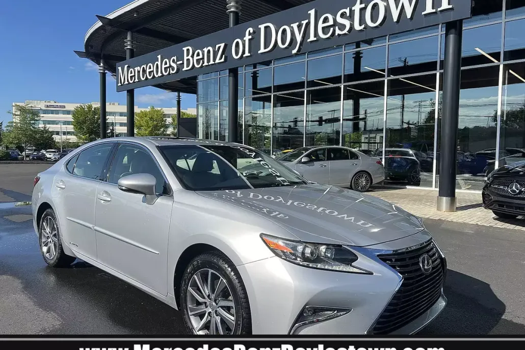 2016 Lexus ES 300h photo 1