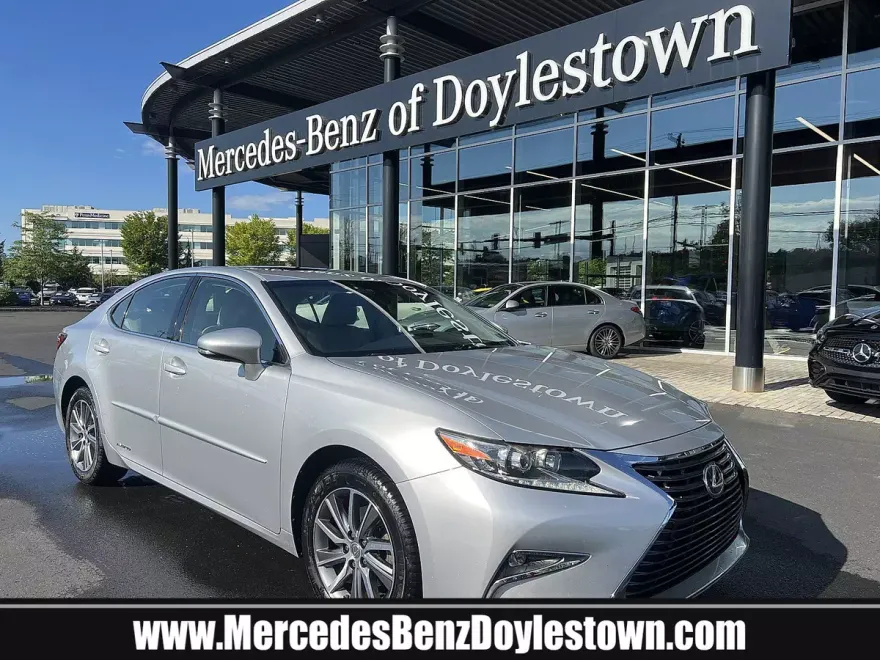2016 Lexus ES 300h photo 1