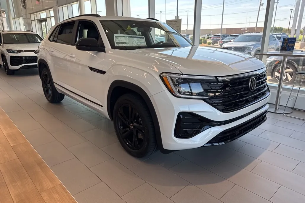 2026 Volkswagen Atlas Cross Sport SEL R-Line photo 1