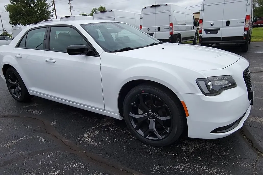 2023 Chrysler 300 Touring photo 1