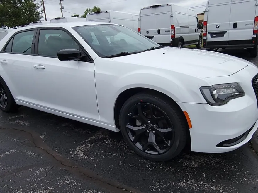 2023 Chrysler 300 Touring photo 1
