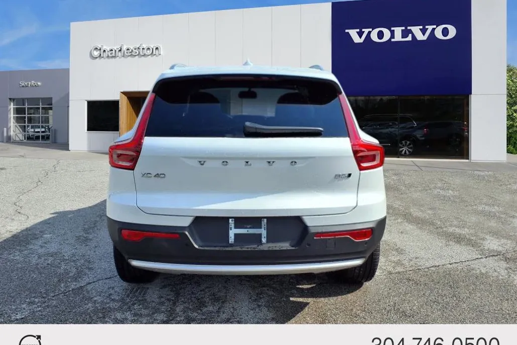 2025 Volvo XC40 Core photo 1