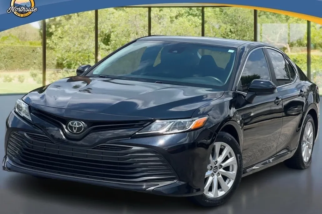 2019 Toyota Camry LE photo 1