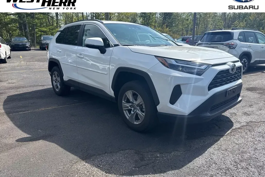 2022 Toyota RAV4 XLE photo 1