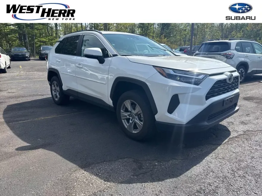 2022 Toyota RAV4 XLE photo 1