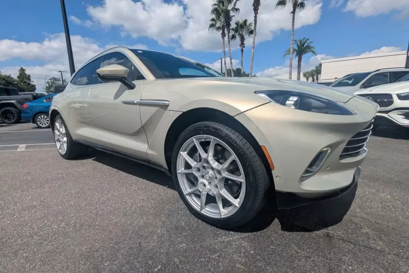 2021 Aston Martin DBX photo 1
