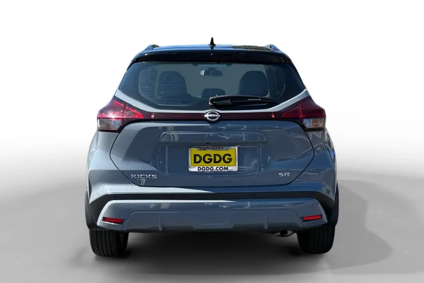2023 Nissan Kicks SR photo 1