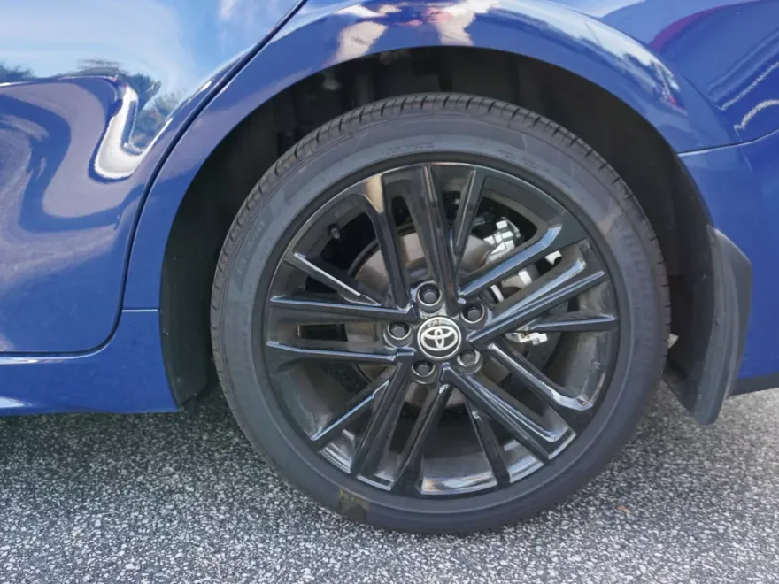 2025 Toyota Camry SE photo 1