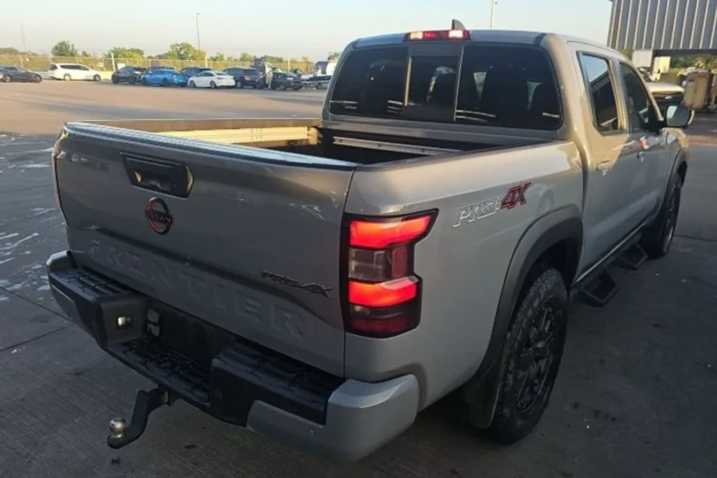 2022 Nissan Frontier PRO-4X Crew Cab photo 1